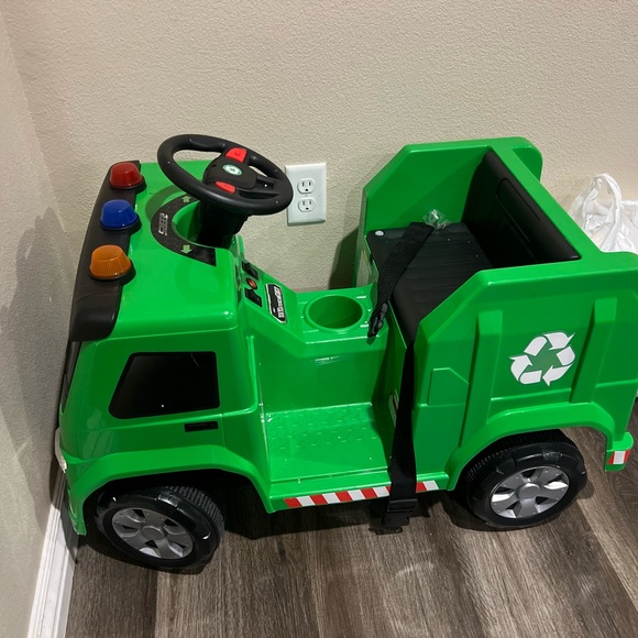 Green Garbage Truck - Picture 5 of 10